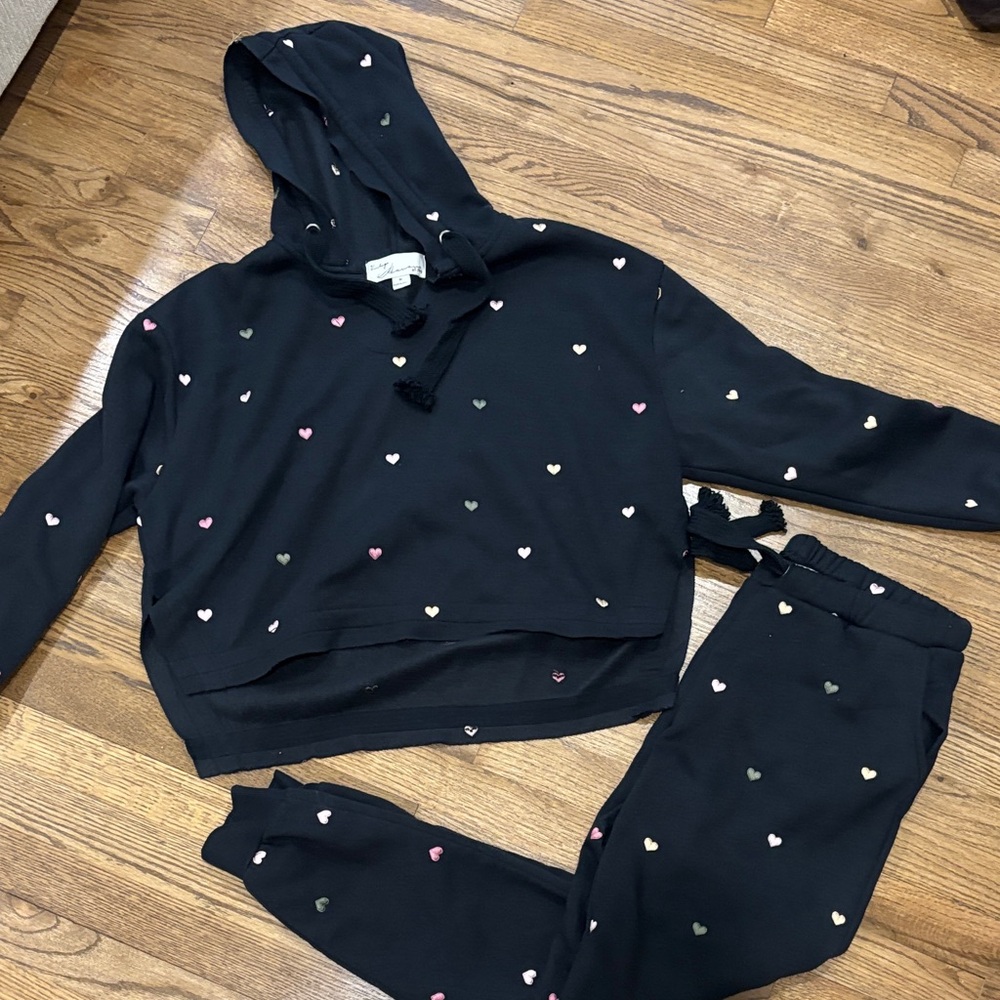 Vintage Havana Black Hoodie and Jogger Set with Heart Pattern